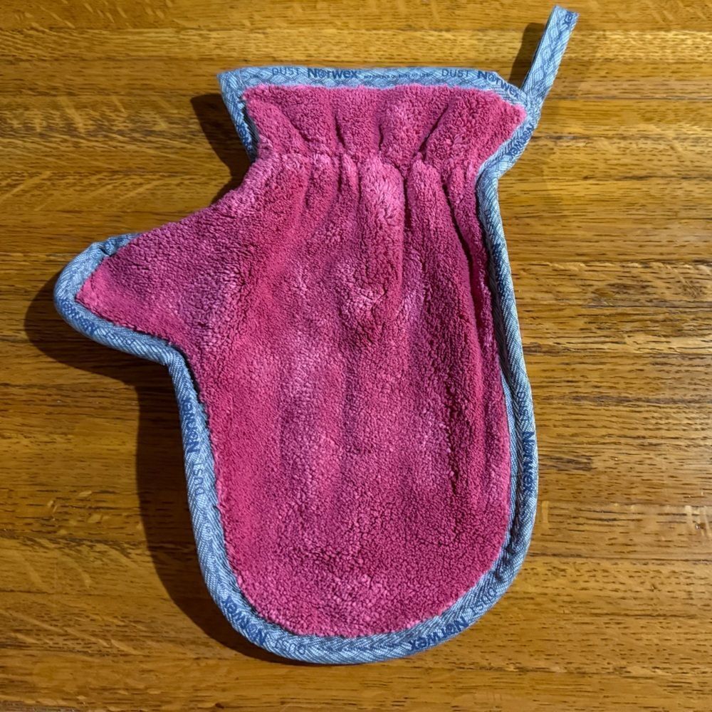 Norwex Dusting Mitt LE Pomegranate NWOT